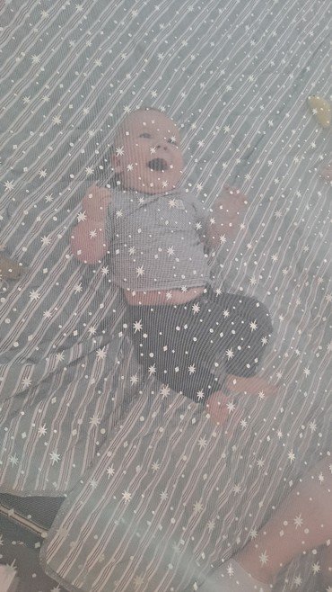 Baby der ligger under stjernetæppe