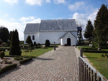 Billede af brolægningen mod Vrads kirke