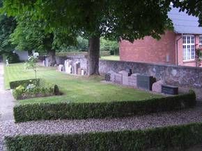 Billede af gravsteder på kirkegården